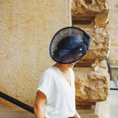Hochzeitsfrisur mit Fascinator Abbey