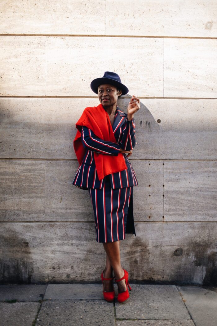 Borsalino Velours Fedora/ Roeckl Basic Schal aus Wolle Rot