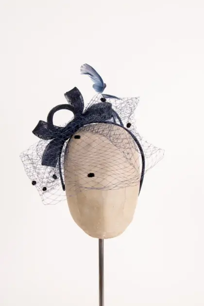 Fascinator mit Schleier und Federn
