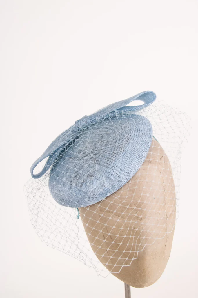 Fascinator Jacky O. Hellblau Pastell unter den Farbe Trends 2024