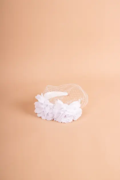 Fascinator mit Blumen und Schleier