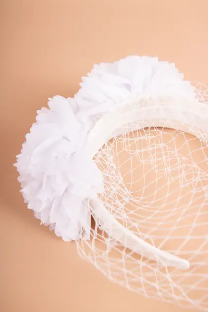 Fascinator mit Blumen und Schleier