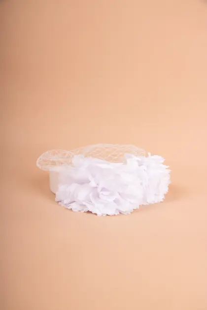 Fascinator mit Blumen und Schleier