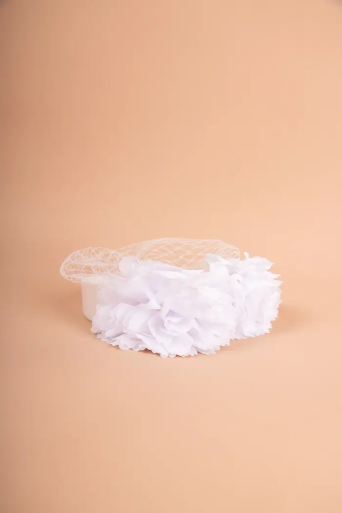 Fascinator mit Blumen und Schleier