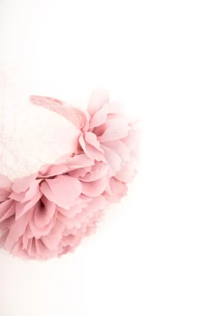 Fascinator mit Blumen und Schleier