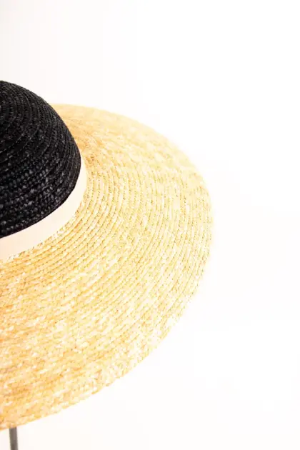 Fascinator zweifarbig aus Bortenstroh