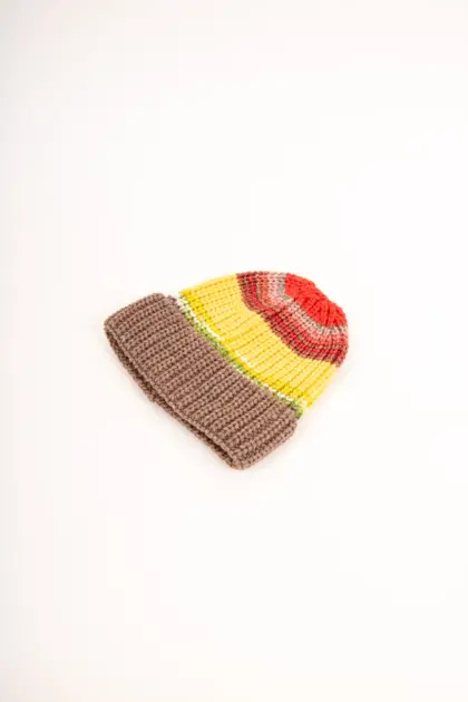 Grote Strickmütze mit Umschlag bunt