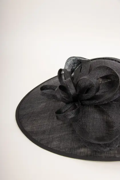 Großer Sinamay Saucer Judith