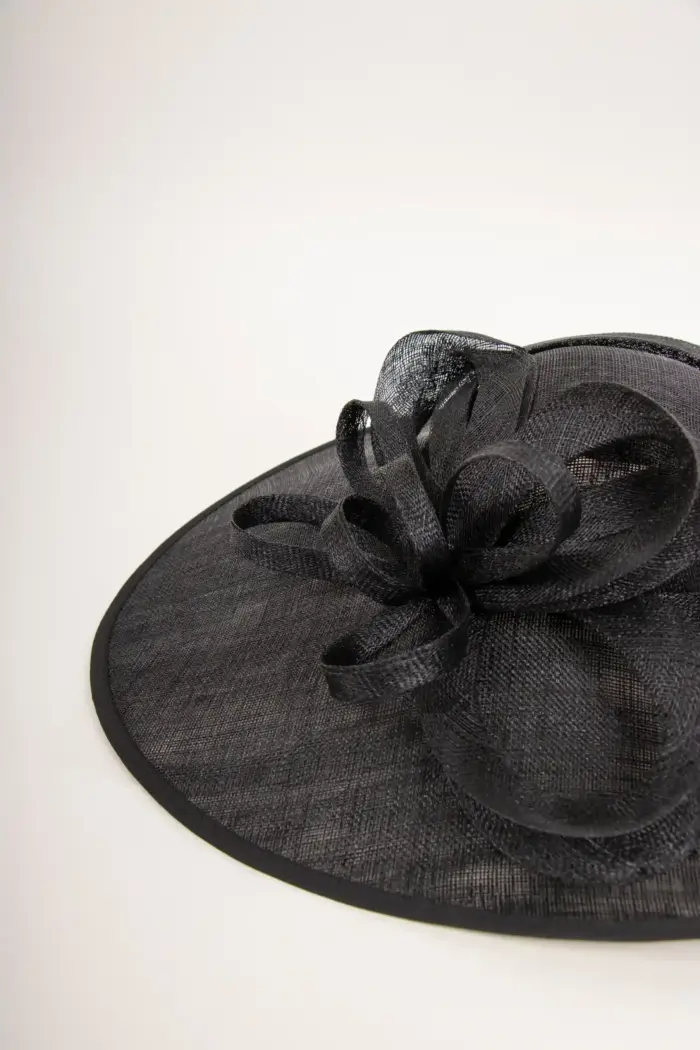 Großer Sinamay Saucer Judith