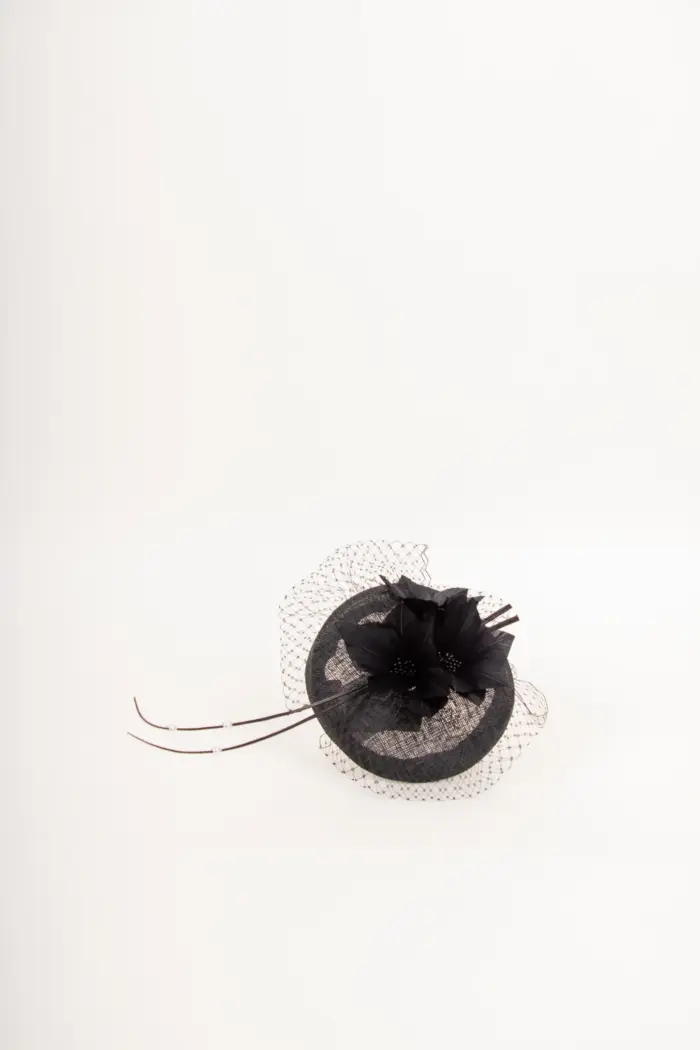 Fascinator Sinamay mit Blumen und Feder