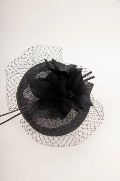 Fascinator Sinamay mit Blumen und Feder