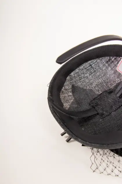 Fascinator Sinamay mit Blumen und Feder