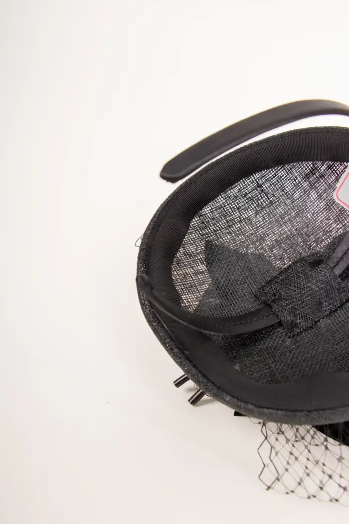 Fascinator Sinamay mit Blumen und Feder