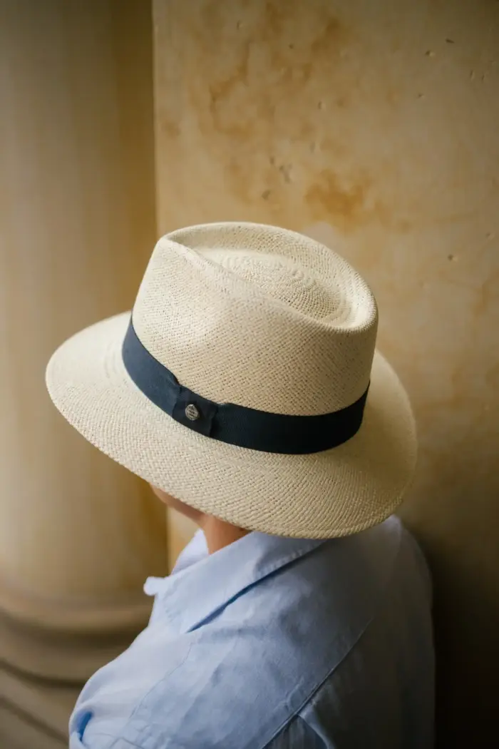 Vintimilla Hat Sydney torcido