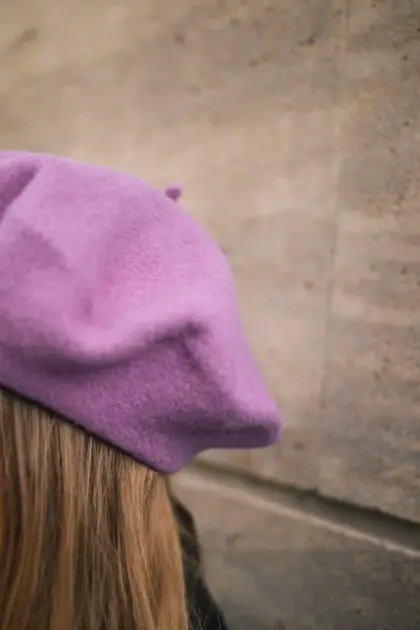 Baskenmütze Wolle Winter Lila Detailaufnahme