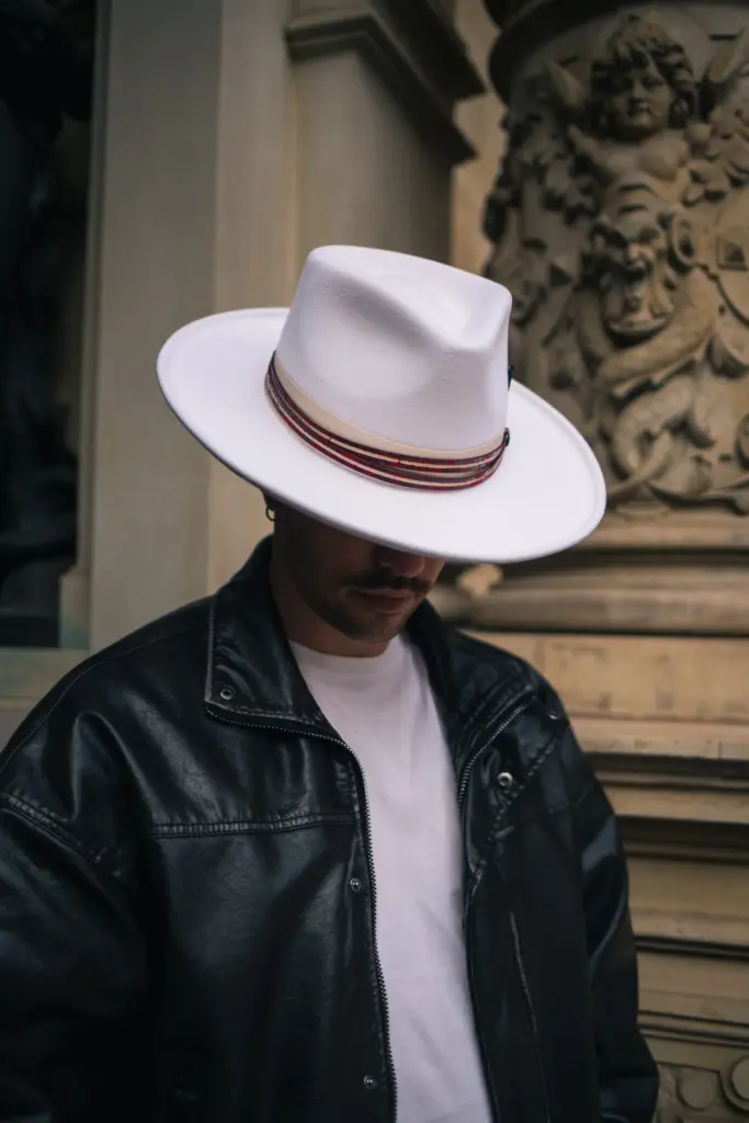 Bailey Klinger Filzhut Chalk getragen zur Lederjacke