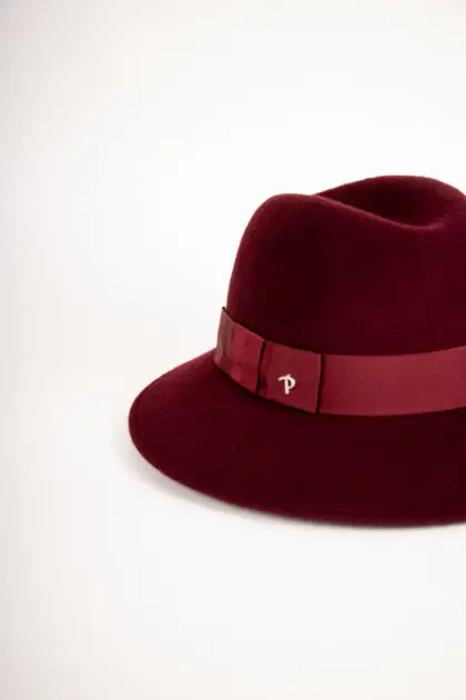 Panizza Delia mit abgenähtem Rand Bordeaux